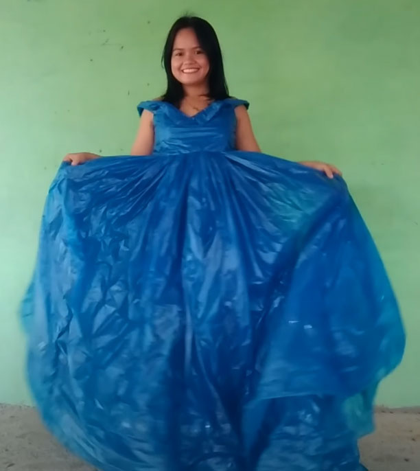 Baju Cinderella dari Plastik Bekas